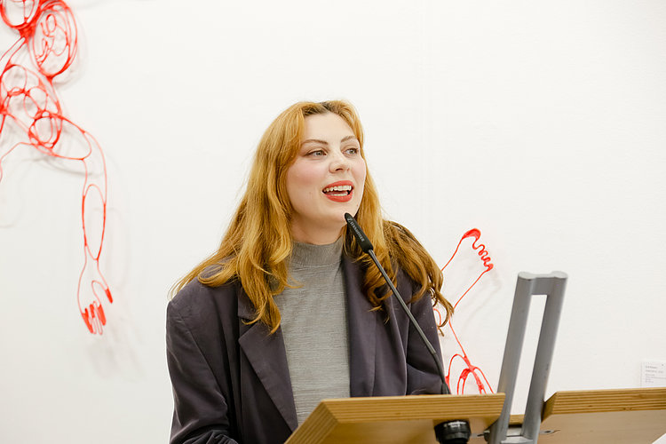 Katja Andrea Hock, Kuratorin. Vernissage der Ausstellung "Women Support Women - 100 Jahre GEDOK". Foto von Andree Thielemann.
