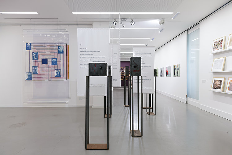 Ansicht der Ausstellung "Women Support Women - 100 Jahre GEDOK". Werk: BLAUPAUSE - Gedok und das Labyrinth der Frauen von Aenne Burghardt. Werk: SprachRÄUME von Gabriele Nocker. Foto von Andree Thielemann.