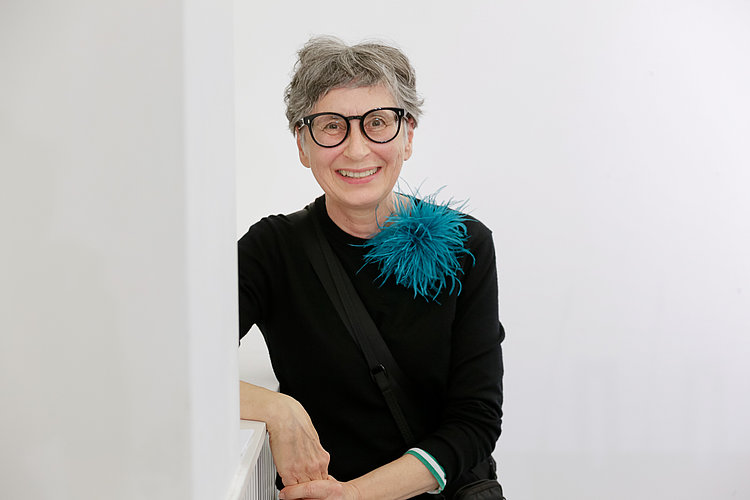 Leonore Leonard, Kuratorin. Vernissage der Ausstellung "Das, was drin war...". Foto von Andree Thielemann.