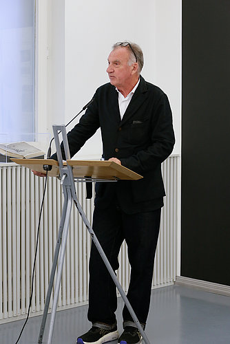 Prof. Dr. Andreas Bee, Einführungsrede. Vernissage der Ausstellung "Parasite Island" von Herbert Nauderer. Foto von Andree Thielemann.