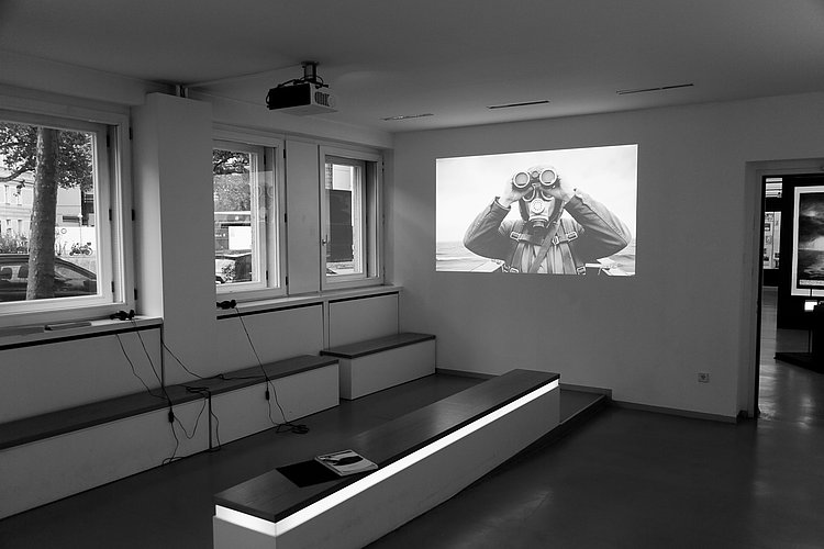 Ansicht der Ausstellung "Parasite Island" von Herbert Nauderer. Werk: "Tales From A Strange Planet", Video, 2026. Foto von Andree Thielemann.