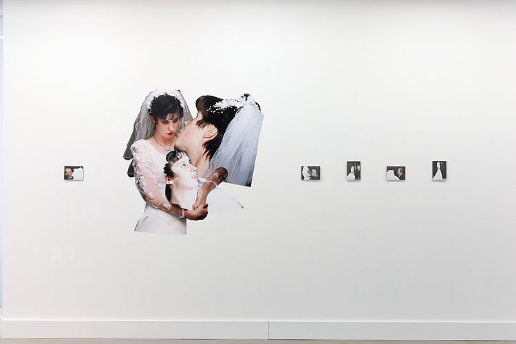 Ansicht der Ausstellung "Das, was drin war...". Werk ohne Titel von Mitschel, 2026. Fotografien, Collage, Glasrahmen. Foto von Andree Thielemann.