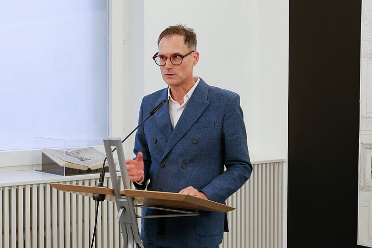 Norbert Wiesneth, Kurator. Vernissage der Ausstellung "Parasite Island" von Herbert Nauderer. Foto von Andree Thielemann.