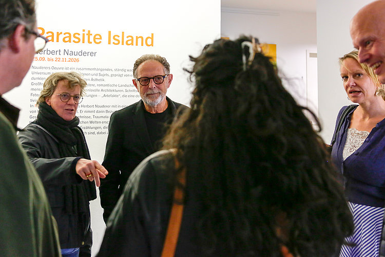 Vernissage der Ausstellung "Parasite Island" von Herbert Nauderer. Foto von Andree Thielemann.