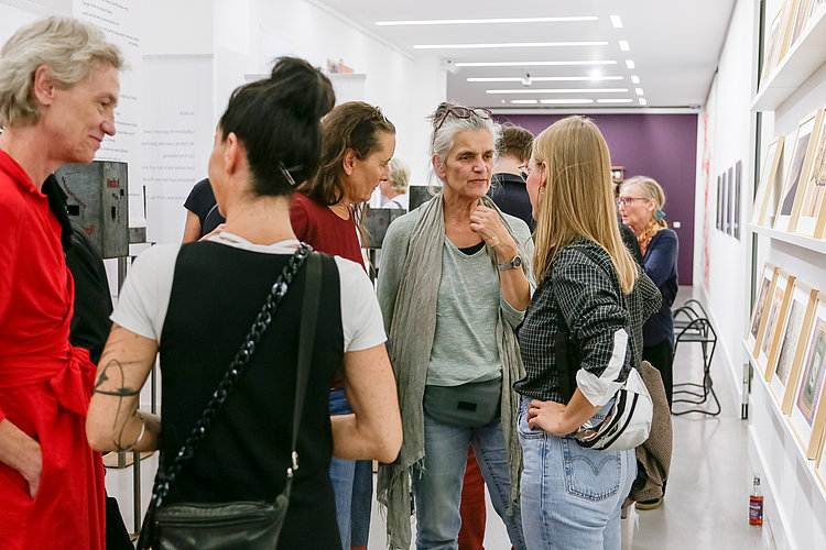 Vernissage der Ausstellung "Women Support Women - 100 Jahre GEDOK". Foto von Andree Thielemann.
