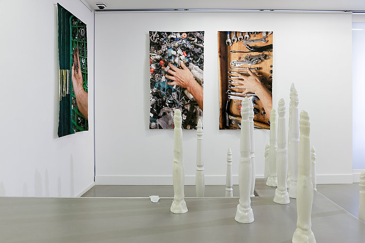Ansicht der Ausstellung "Das, was drin war...". Werk: "Sprossen", 2025 von Hye Hyun Kim aus Epoxidharz. Und Werk aus der Serie: Ein leztes Mal durch die Wärkstatt gehen, 2025 von Julika Teubert. Geknitterter Inkjet-Fotoprint, Kreppband. Foto von Andree Thielemann. 