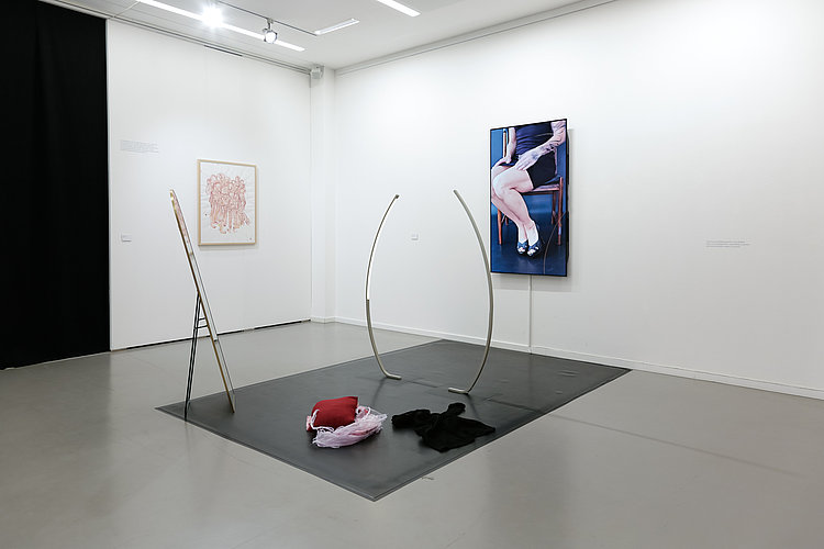 Ansicht der Ausstellung "Women Support Women - 100 Jahre GEDOK". Werk: (Un)Becoming Woman von Ortrun Stanzel. Werk: FEMINARE VI von Gritt Klaasen. Foto von Andree Thielemann.   