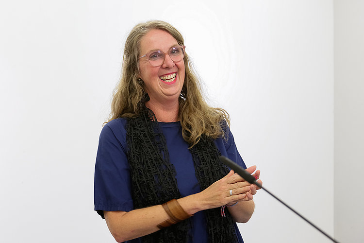 Barbara Höffer, Leitung der Kommunalen Galerie. Vernissage der Ausstellung "Das, was drin war...". Foto von Andree Thielemann.