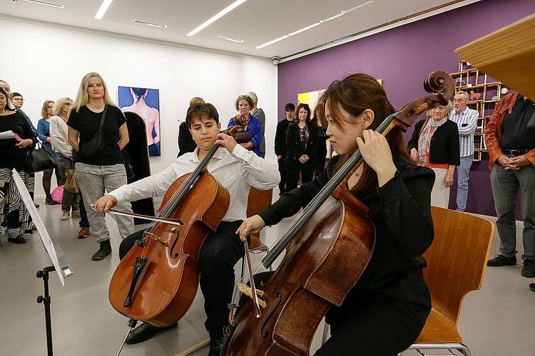Philipp Schmidt und Yehjin Chun, Cellist/innen. Vernissage der Ausstellung "Women Support Women - 100 Jahre GEDOK". Foto von Andree Thielemann.