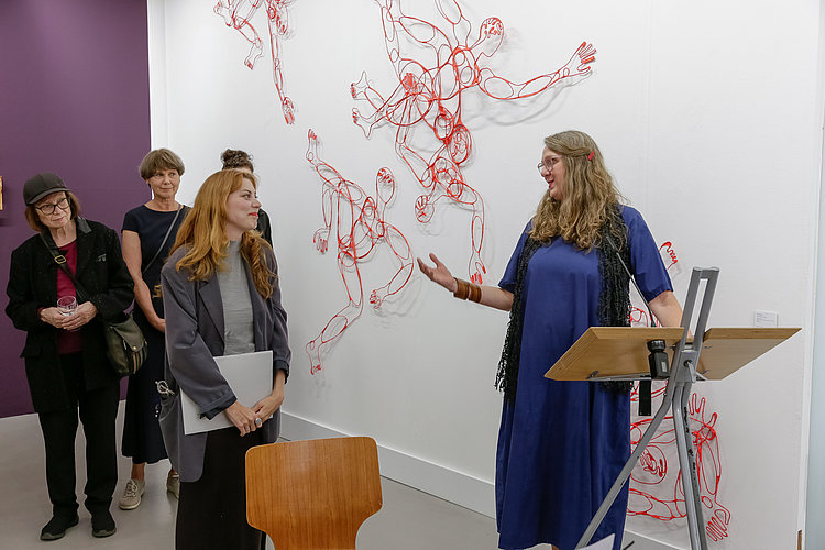 Vernissage der Ausstellung "Women Support Women - 100 Jahre GEDOK". Barbara Höffer, Leitung der Kommunalen Galerie und Katja Andrea Hock, Kuratotin. Foto von Andree Thielemann.