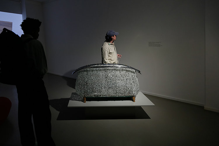 Vernissage der Ausstellung "Women Support Women - 100 Jahre GEDOK". Werk: "Mut zur Tasche" von Brigitte Jennen. Foto von Andree Thielemann.