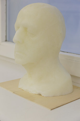 Ansicht der Ausstellung "Parasite Island" von Herbert Nauderer. Werk: "Der Erfinder", Wachsguss, 2022. Foto von Andree Thielemann.