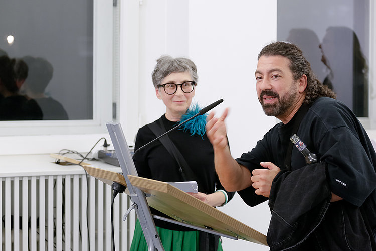 Projektverantwortliche: Prof. Nasan Tur und Leonore Leonardy. Vernissage der Ausstellung "Das, was drin war...". Foto von Andree Thielemann.