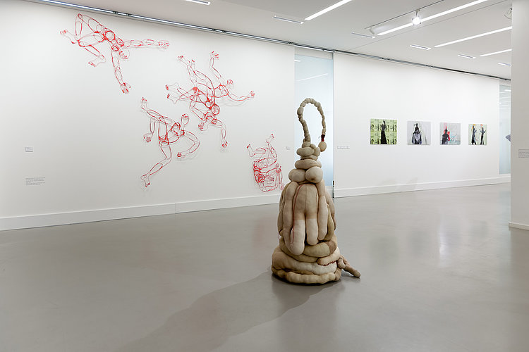 Ansicht der Ausstellung "Women Support Women - 100 Jahre GEDOK". Werk: Ikarus' Schwestern von Ute Vauk-Ogawa. Werk: FEMIFORTIS von Gritt Klaasen. Werke: Nie wieder (Käthe Kollwitz), Selbsbestimmung (Gertraude Sandmann), Protokolle (Naomi Wolf) & European Peace Project (Ulrike Guerot). Foto von Andree Thielemann.   