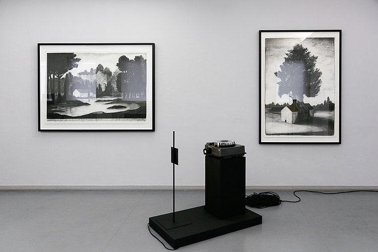 Ansicht der Ausstellung "Parasite Island" von Herbert Nauderer. Werke: "Radioaktive Landschaft I" aus Kohle/Karton, 2024. "The Tree, Sektor 24" aus Kohle/Papier, 2024. "Die Expedition" aus einem Diaprojektor, 2020/2023. Foto von Andree Thielemann.