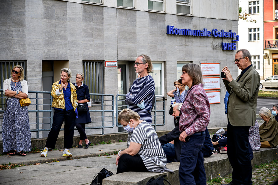 Eröffnung im Freien vor der Galerie