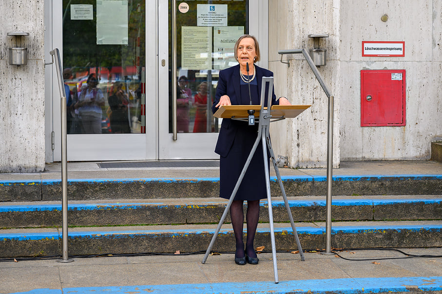 Zur Eröffnung spricht Dorothee Bauerle-Willert