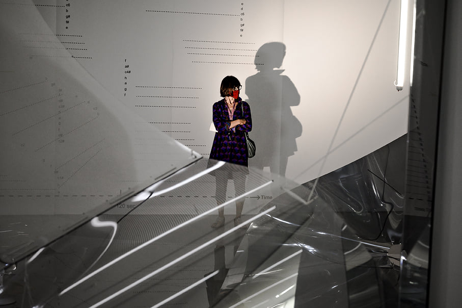 Besucherin im Ausstellungsraum 