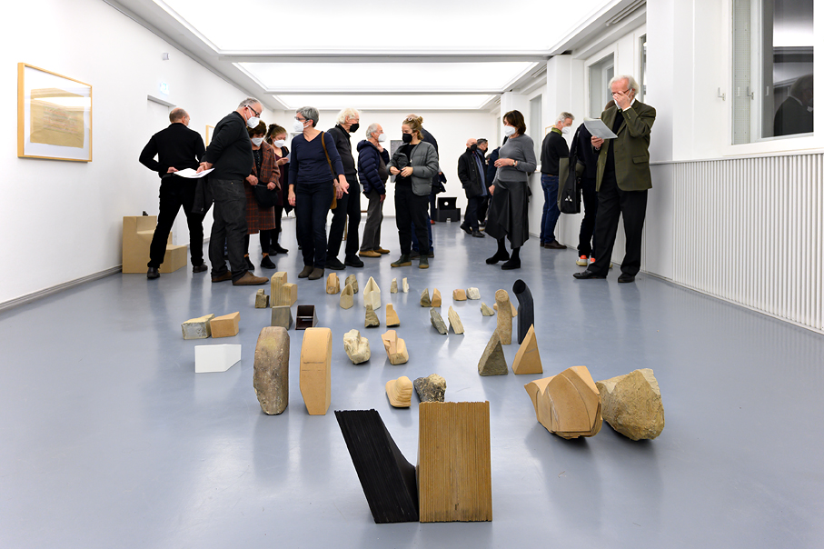 Blick in den Ausstellungsraum mit Besucher*innen