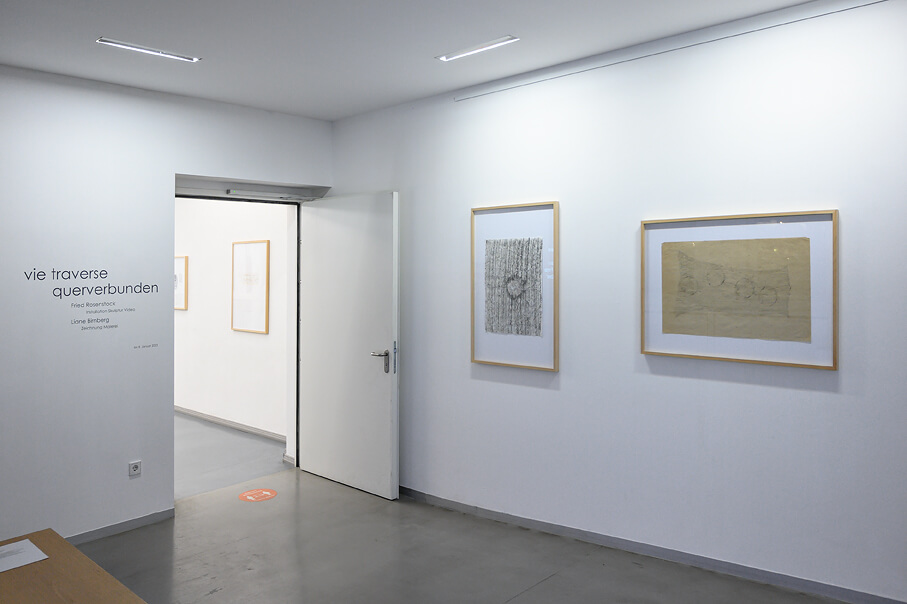 Eingang zum Ausstellungsraum mit Werken von Liane Birnberg