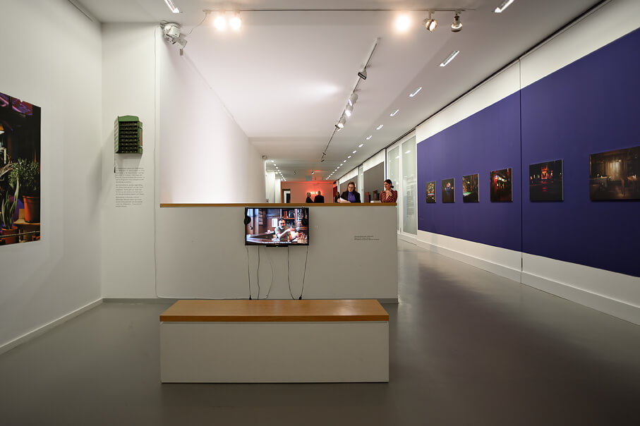 Ausstellungsansicht der Eröffnungsveranstaltung der Ausstellung "Chez Icke" mit Ausstellungsbesuchern