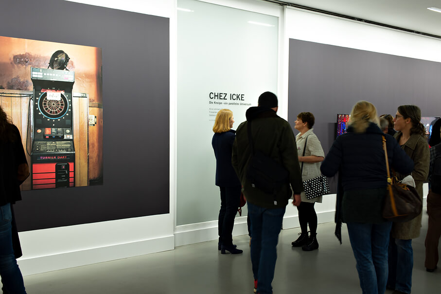 Ansicht der Eröffnungsveranstaltung der Ausstellung "Chez Icke" mit Ausstellungsbesuchern