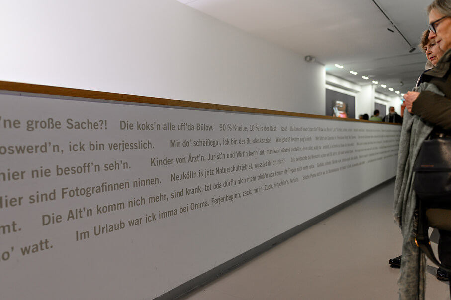 Ansicht der Wandzitate/Kneipenzitate der Ausstellung "Chez Icke"