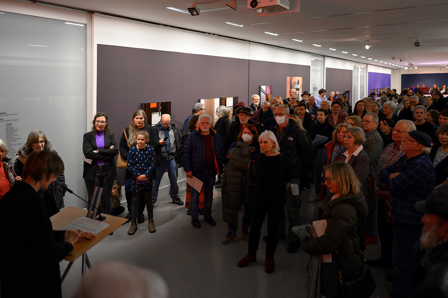 Ausstellungsansicht mit Publikum, während der Eröffnungsveranstaltung der Ausstellung "Chez Icke"