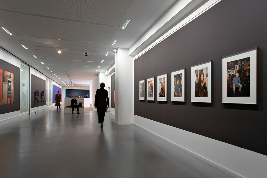 Ausstellungsansicht der Eröffnungsveranstaltung der Ausstellung "Chez Icke" mit Ausstellungsbesuchern