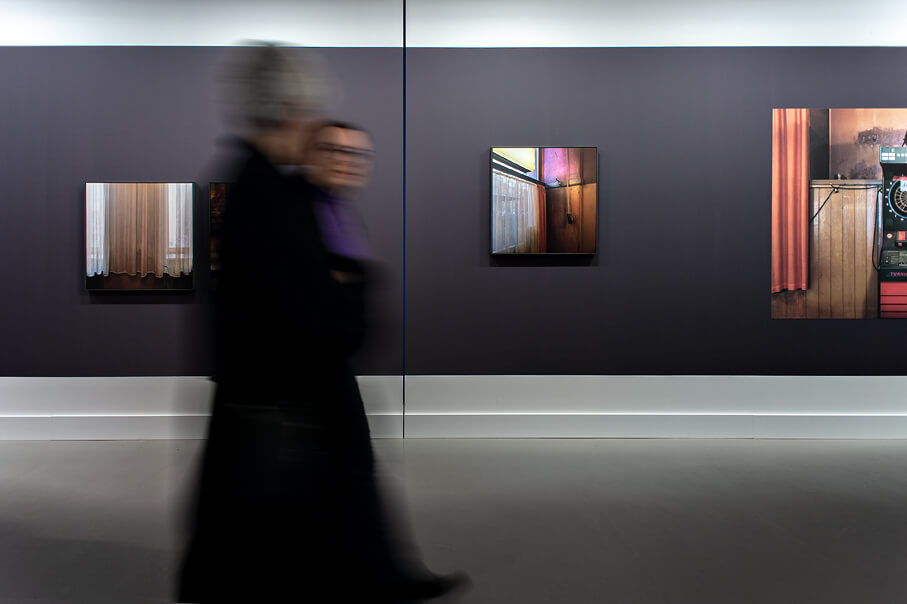 Ausstellungsansicht der Eröffnungsveranstaltung der Ausstellung "Chez Icke" mit schemenhaft erkennbaren Ausstellungsbesuchern