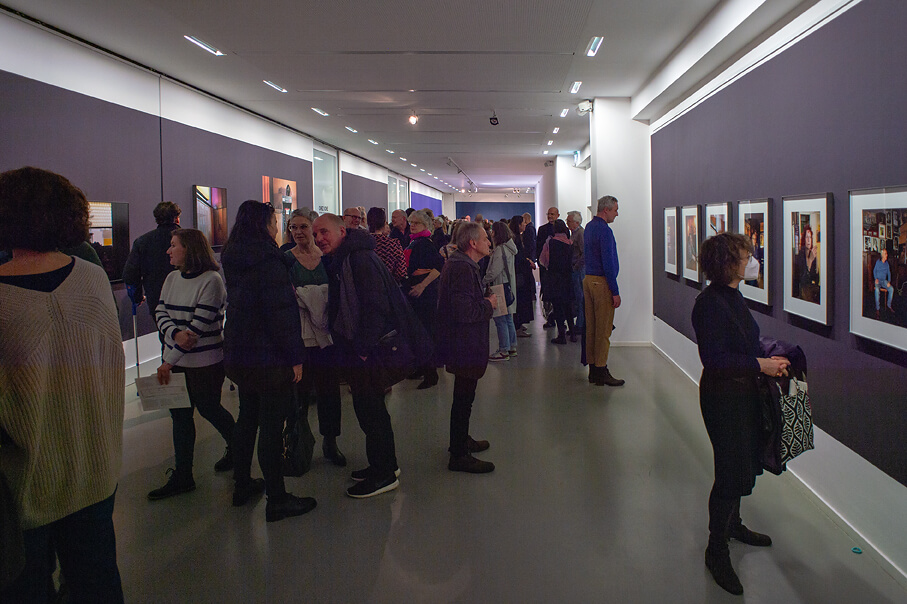 Ausstellungsansicht mit Publikum, während der Eröffnungsveranstaltung von "Chez Icke" 