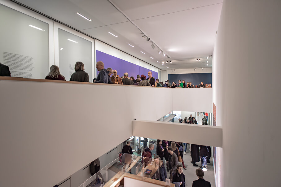 Ansicht der Eröffnungsveranstaltung der Ausstellung "Chez Icke" mit Ausstellungsbesuchern