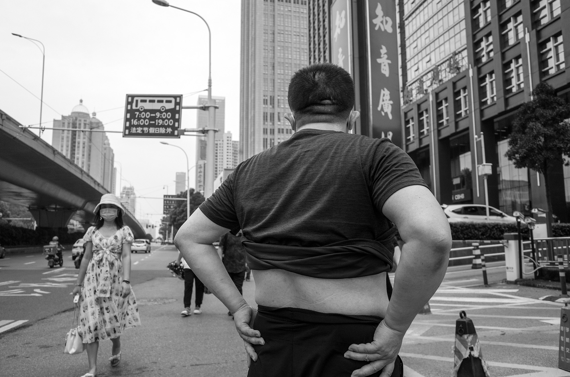 Mann in Rückenansicht mit Straße in Wuhan
